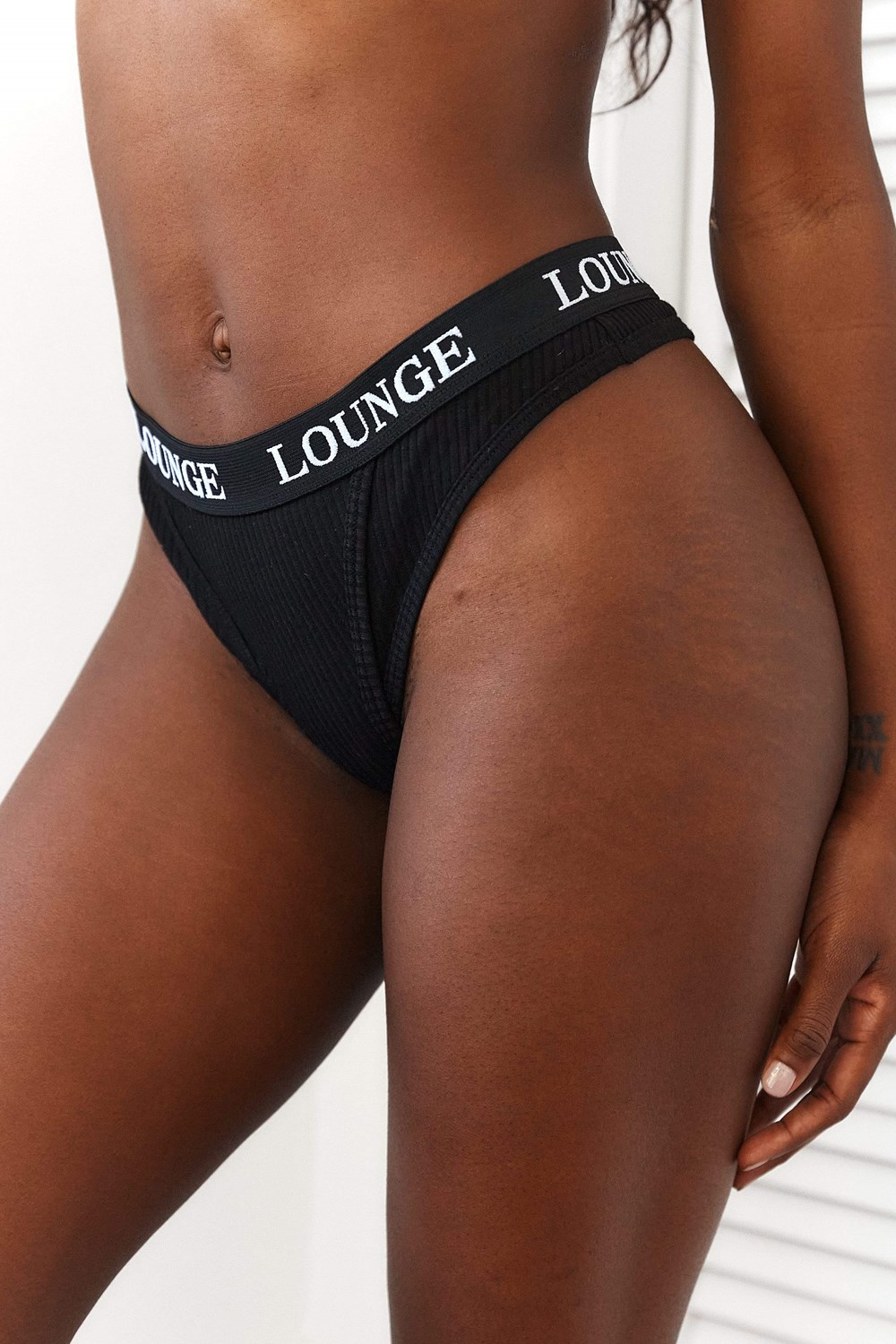 Lounge Underwear Ultra Comfort Geribbeld String Zwart | LN6012793